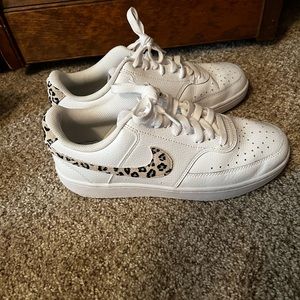 Nike Court Vision Low
Leopard Swoosh White (Women's)
